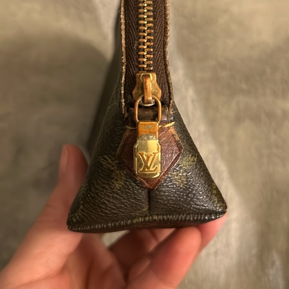 Louis Vuitton Cosmetic Case - Picture 4 of 9